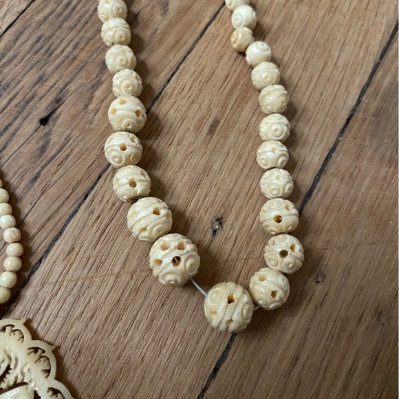 Vintage 1960s Bone Necklaces and Clip Earring Bundle - Picture 7 of 9